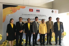 Tiến sĩ Trương Thị Hằng và Giáo sư Chuan Petkaew, đồng tác giả cuốn sách, chụp ảnh chung với các đại biểu tham dự lễ phát hành sách. (Ảnh: Ngọc Quang/TTXVN)