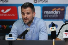 Huấn luyện viên Simon McMenemy của Indonesia tại buổi họp báo. (Ảnh: Hoàng Linh/TTXVN)