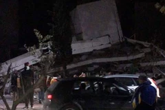 Động đất đã làm hư hại nhiều ngôi nhà. (Ảnh: AP)