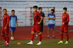 Tấn Sinh (số 3) gặp chấn thương trong trận gặp Brunei. (Ảnh: Hoàng Linh/TTXVN)