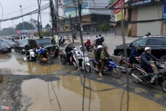 Đường Trường Chinh xuất hiện nhiều "ổ voi".