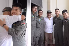 John Low (áo trắng) chụp ảnh cùng những phi công Singapore đã giải cứu ông. (Ảnh: Facebook) 