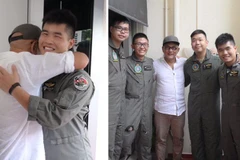 John Low (áo trắng) chụp ảnh cùng những phi công Singapore đã giải cứu ông. (Ảnh: Facebook) 