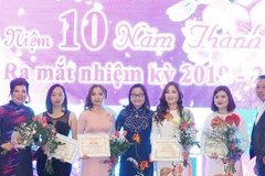 Các cá nhân xuất sắc của CLB phụ nữ Ustí nad Labem nhận giấy khen.(Ảnh: Hồng Kỳ/TTXVN)