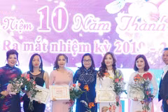 Các cá nhân xuất sắc của CLB phụ nữ Ustí nad Labem nhận giấy khen.(Ảnh: Hồng Kỳ/TTXVN)