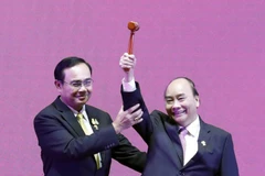 Thủ tướng Nguyễn Xuân Phúc nhận búa Chủ tịch ASEAN từ Thủ tướng Thái Lan Prayuth Chan-o-cha. (Ảnh: Thống Nhất/TTXVN) 