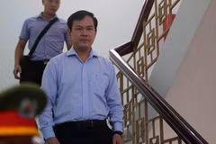 Bị cáo Nguyễn Hữu Linh rời tòa sau phiên xét xử. (Ảnh: Thành Chung/TTXVN) 