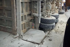 Xe tải bị lật nghiêng.