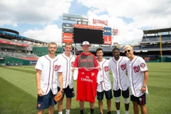 Các cầu thủ Arsenal chụp ảnh lưu niệm tại sân của Washington Nationals. (Ảnh: Arsenal)