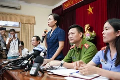 Chánh Văn phòng UBND quận Cầu Giấy thông tin về vụ việc với các cơ quan thông tấn, báo chí. (Ảnh: TTXVN phát) 