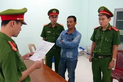 Các bị can nghe lệnh bắt tạm giam. (Ảnh: Trần Tĩnh/TTXVN)