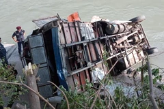 Chiếc xe buýt gặp nạn. (Ảnh: Republica)