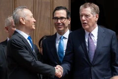 Phó Thủ tướng Trung Quốc Lưu Hạc cùng các quan chức Mỹ tại Washington hồi tháng 5/2019. (Ảnh: AFP/TTXVN)