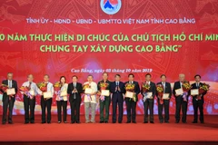 Đại diện lãnh đạo tỉnh Cao Bằng tặng Huy hiệu “Vì sự nghiệp xây dựng và phát triển tỉnh Cao Bằng” cho các cá nhân có nhiều đóng góp vào sự nghiệp xây dựng và phát triển tỉnh Cao Bằng. (Ảnh: Chu Hiệu/TTXVN)