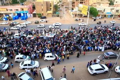 Người biểu tình tập trung tại thủ đô Khartoum của Sudan ngày 13/7. (Ảnh: THX/ TTXVN) 