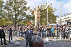 Người dân Malmo dựng tượng tri ân Zlatan Ibrahimovic. (Ảnh: AP)