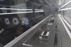 Các chip điện tử của Samsung được trưng bày ở Seoul. (Ảnh: AP) 