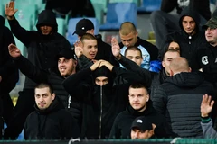 Các cổ động viên Bulgaria có những hành vi phân biệt chủng tộc. (Ảnh: Getty)