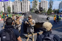 Binh sĩ được triển khai để giải tán người biểu tình ở thủ đô Santiago, Chile. (Ảnh: AFP/TTXVN) 