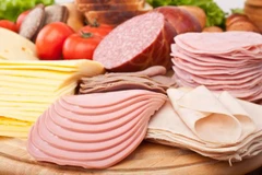 Khuẩn listeria được tìm thấy trong các loại thịt và phô mai. (Ảnh: Shutterstock)