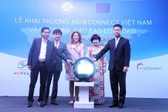 Các đại biểu thực hiện nghi thức khai trương dự án Asi@Connect tại Việt Nam. (Ảnh: TTXVN phát) 