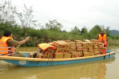 Chuyển hàng cứu nạn cho người dân bị ảnh hưởng do mưa lũ tại Quảng Bình. (Ảnh: Đức Thọ/TTXVN)