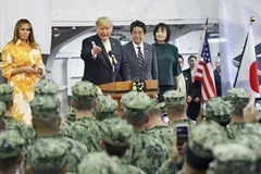 Tổng thống Trump và Thủ tướng Abe trên tàu khu trục Kaga (Ảnh: Kyodo/TTXVN).