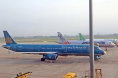 Máy bay của Vietnam Airlines và Jetstar Pacific. (Ảnh: Huy Hùng/TTXVN)