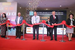 Các đại biểu cắt băng khai mạc triển lãm Vietfish 2019. (Ảnh: Xuân Anh/TTXVN)