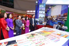 Tổng giám đốc TTXVN Nguyễn Đức Lợi xem gian trưng bày các ấn phẩm của TTXVN tại Hội báo toàn quốc 2019. (Ảnh: Minh Quyết – TTXVN)