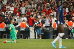 Thủ môn Adrian ăn mừng sau khi cản phá quả phạt đền quyết định của Tammy Abraham. (Ảnh: Reuters)