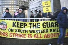 Công nhân ngành đường sắt đình công tại Anh. (Ảnh: AP)