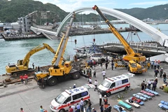 Lực lượng cứu hộ được huy động tới hiện trường vụ sập cầu ở Đài Loan. Ảnh: AFP/TTXVN