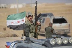 Lực lượng Syria được Thổ Nhĩ Kỳ hậu thuẫn kiểm soát tuyến đường giữa thị trấn Tal Abyad với thành phố Kobane. (Ảnh: AFP/TTXVN)