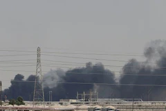 Khói bốc lên tại cơ sở lọc dầu của Aramco. (Ảnh: Reuters)
