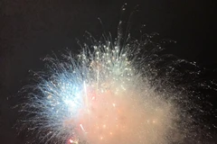 Bắn pháo hoa tại khu Du lịch Sun World Fansipan Legend, thị trấn Sa Pa. (Ảnh: Quốc Khánh/TTXVN)