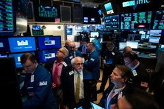 Giao dịch viên tại Sàn giao dịch chứng khoán New York, Mỹ. (Ảnh: AFP/ TTXVN) 