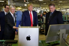 Tổng thống Donald Trump thăm nhà máy của Apple tại Texas. (Ảnh: AP)