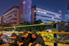 Người biểu tình bên ngoài Đại học Bách khoa Hong Kong. (Ảnh: HKFP)