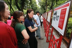 Người dân, du khách tham quan triển lãm về cuộc đời và sự nghiệp Hồ Chí Minh tại Khu Di tích Chủ tịch Hồ Chí Minh. (Ảnh: Lâm Khánh/TTXVN)