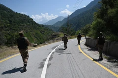 Binh sỹ Pakistan tuần tra gần khu vực Kashmir. (Ảnh: AFP/TTXVN)