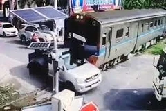 Thái Lan: May mắn sống sót sau khi bị tàu hỏa tông mạnh