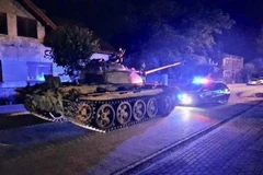 Chiếc xe tăng gây náo loạn trên đường phố. (Ảnh: The Sun)