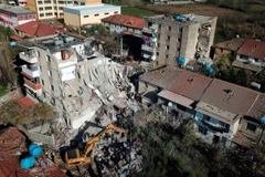 Nhiều nhà cửa bị hư hại sau trận động đất tại Albania.