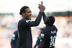Virgil Van Dijk ăn mừng cùng Sadio Mane. (Ảnh: Reuters)