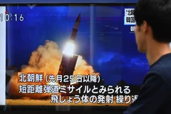 Người dân theo dõi hình ảnh vụ phóng vật thể bay của Triều Tiên. (Ảnh: AFP/TTXVN) 