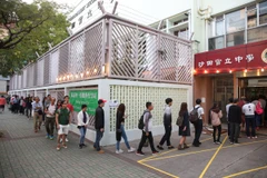 Người dân Hong Kong đi bỏ phiếu trong cuộc bầu cử hội đồng cấp quận. (Ảnh: SCMP)