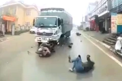 Xe tải đâm vào xe máy trong điều kiện thời tiết nhiều sương mù.