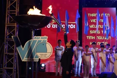 Đồng chí Nguyễn Anh Tuấn, Bí thư Thường trực Trung ương Đoàn, Chủ tịch Hội LHTN Việt Nam thắp ngọn đuốc thanh niên. (Ảnh: Linh Anh/TTXVN)