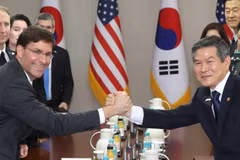 Bộ trưởng Quốc phòng Hàn Quốc Jeong Kyeong-doo và người đồng cấp Mỹ Mark Esper. (Ảnh: Yonhap/ TTXVN) 